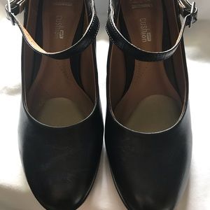 Clarks- Black leather pumps